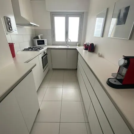 Apt With Balcony And View On The Apartment *